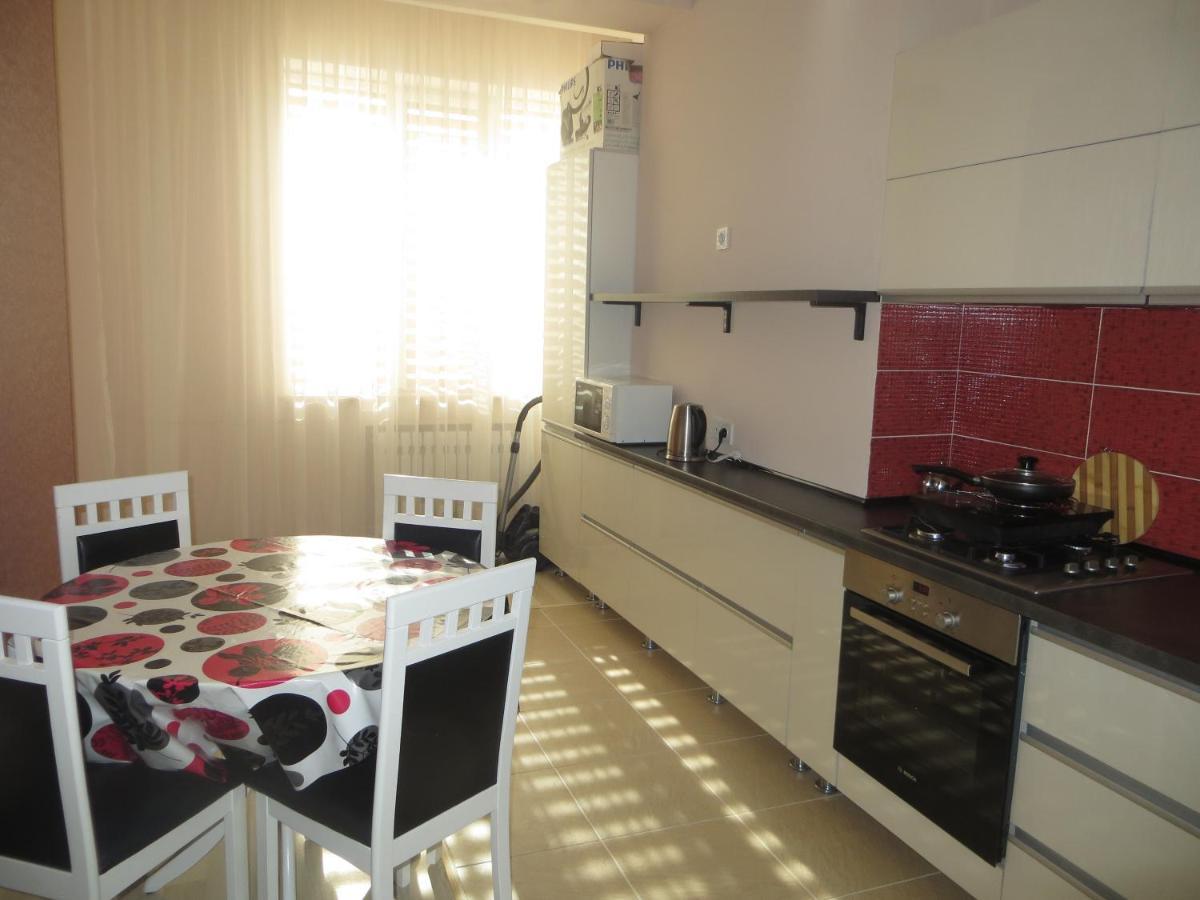 Yellow Apartment In The Center Of Biskek Kültér fotó