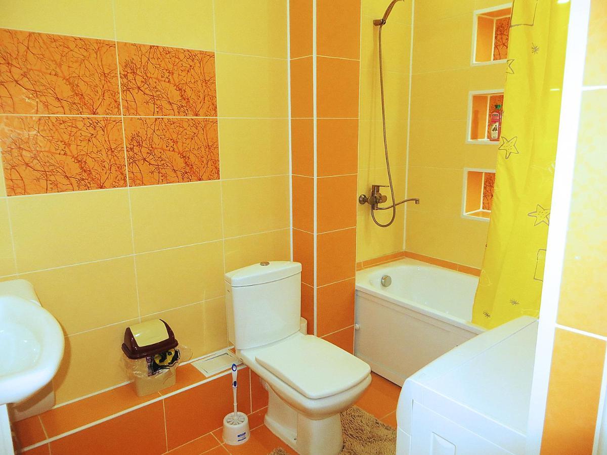 Yellow Apartment In The Center Of Biskek Kültér fotó
