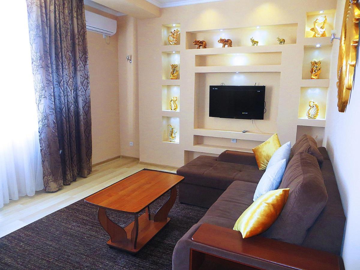 Yellow Apartment In The Center Of Biskek Kültér fotó
