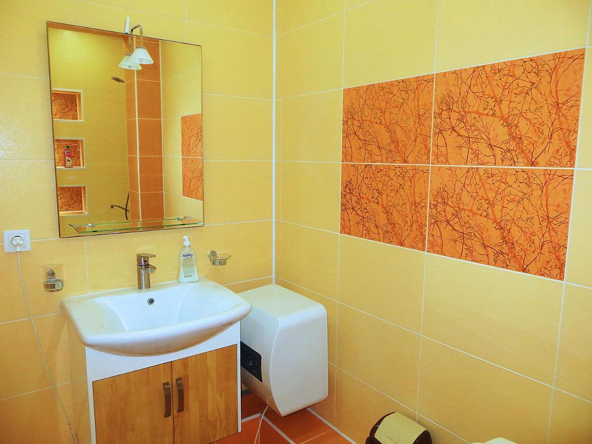 Yellow Apartment In The Center Of Biskek Kültér fotó