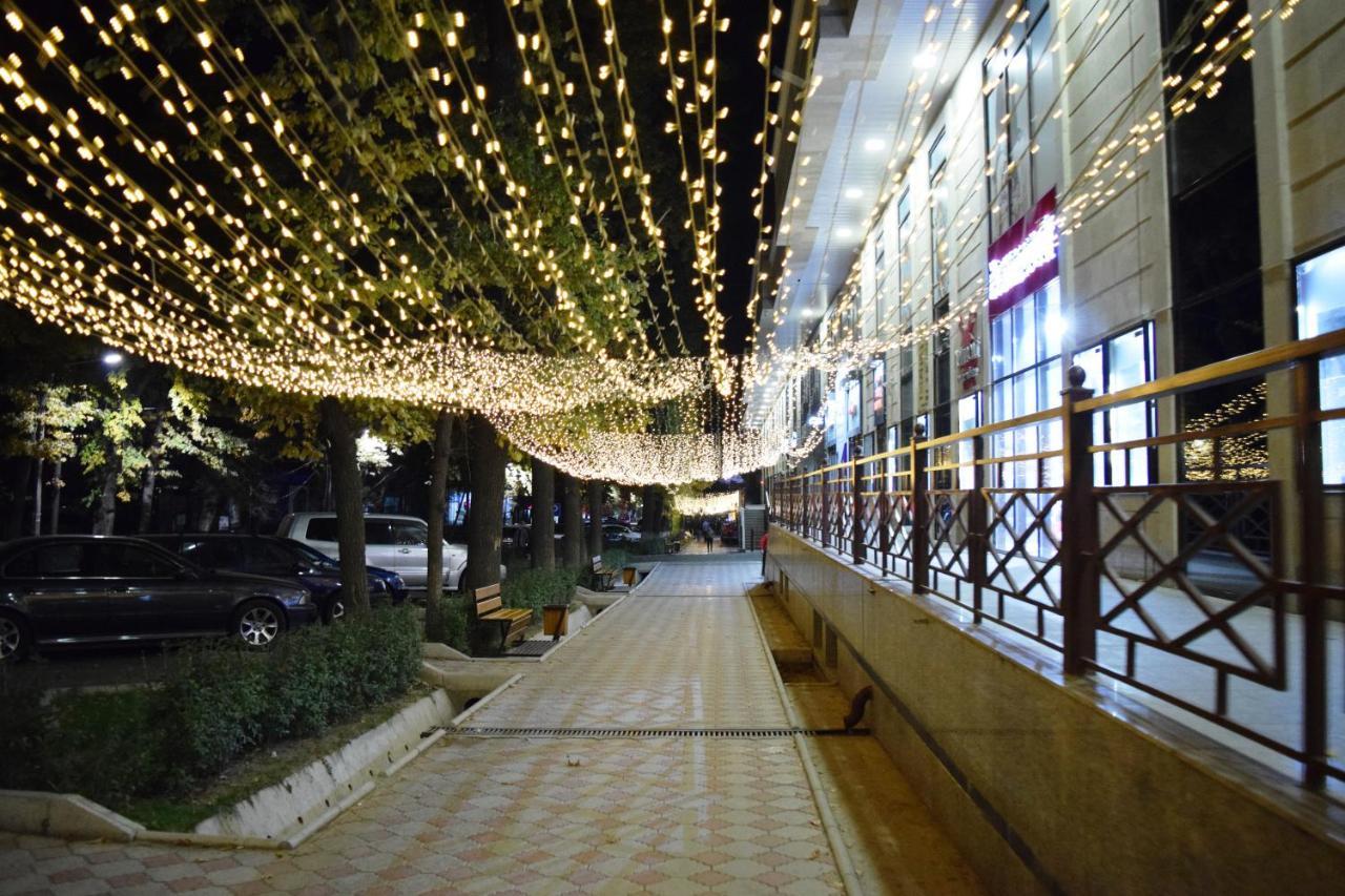 Yellow Apartment In The Center Of Biskek Kültér fotó